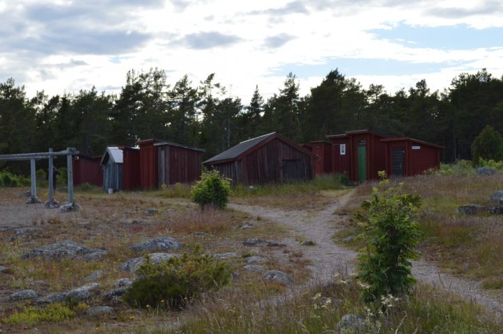Agö Hamn puce rivistö kylän laidalla