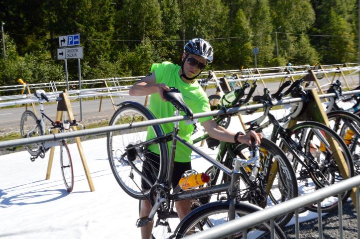 Parkkiin, ja sitten vasta kypärä pois