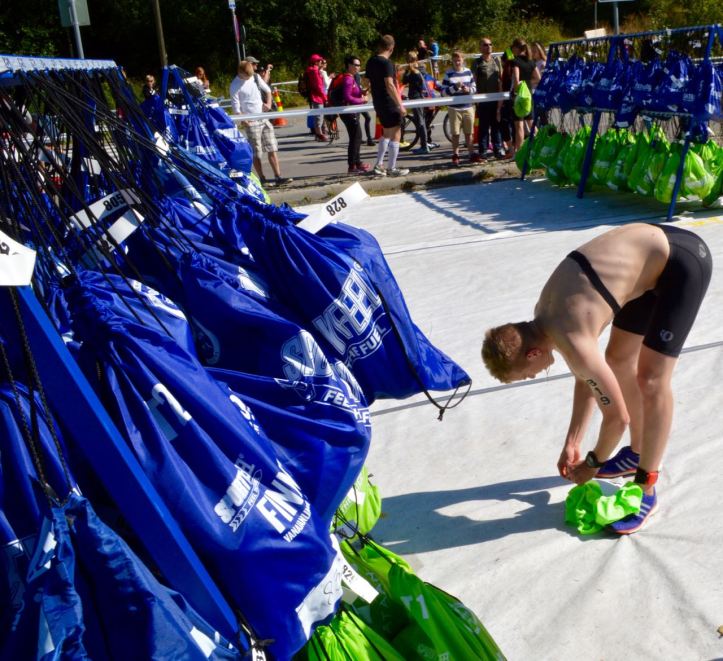 Tavarat kassit ja numerolappu rintaan